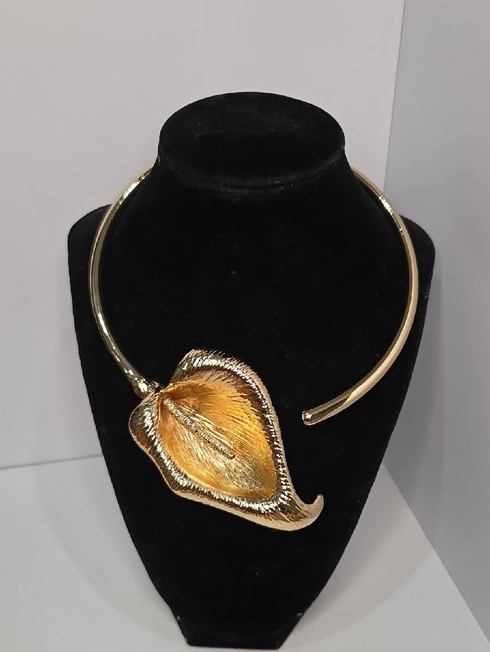 💛▪️Camila Coelho▪️ Gold Tone Calla Lily Statement Choker Floral Necklace - Picture 13 of 13
